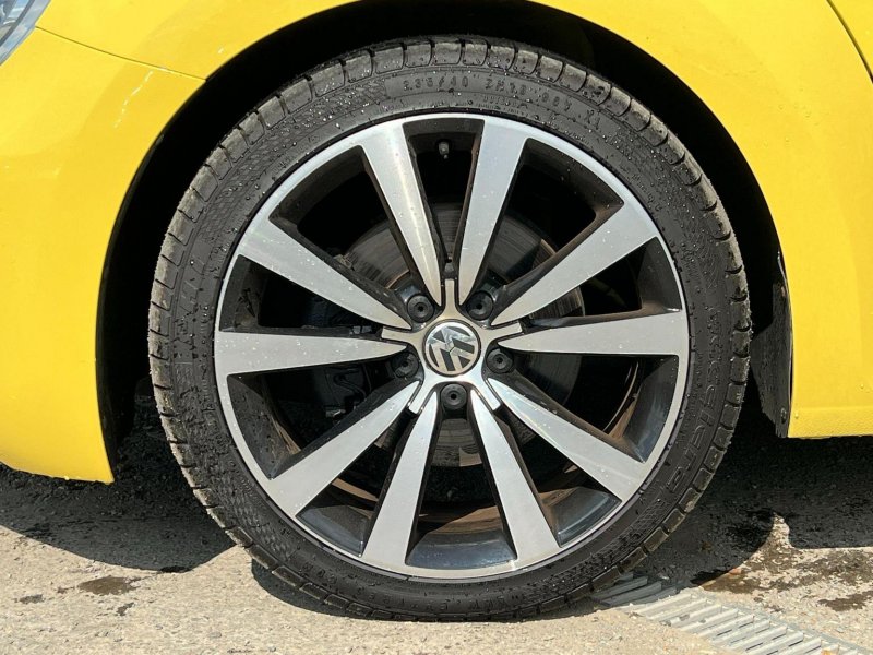 VOLKSWAGEN BEETLE